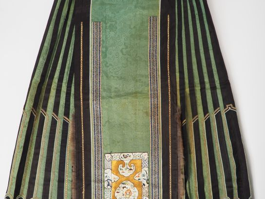 Lot de trois jupes, dont une jupe d’hiver en soie verte au plissé soul