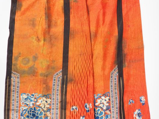 Lot de trois jupes, dont une jupe d’hiver en soie verte au plissé soul