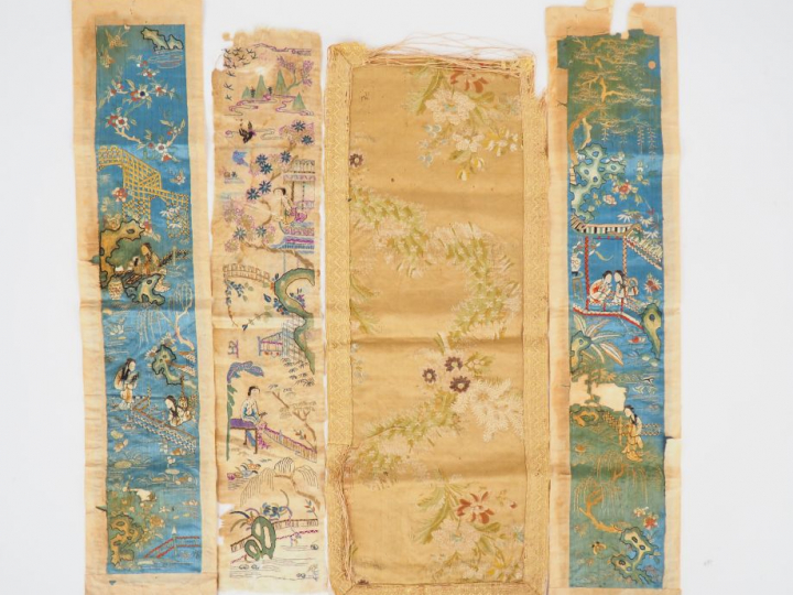 Trois petits panneaux verticaux en soie à décor de jeunes femmes dans 