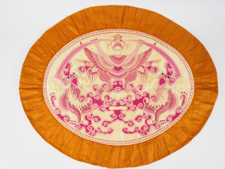 Vente aux enchères Trois panneaux en soie, dont une paire ovale à fond crème, brodé en ca