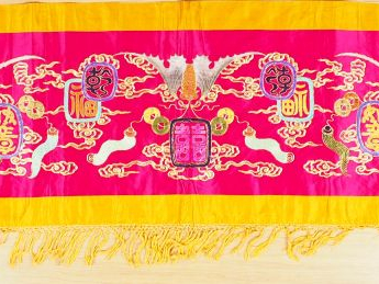 Trois panneaux en soie, dont une paire ovale à fond crème, brodé en ca