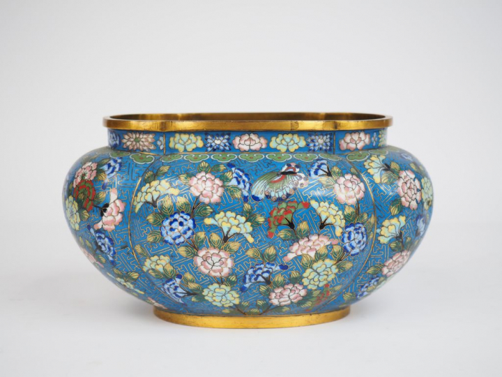 Petite jardinière polylobée en émaux cloisonnés sur cuivre, à décor po