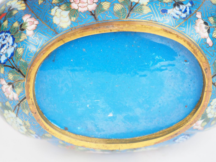 Petite jardinière polylobée en émaux cloisonnés sur cuivre, à décor po