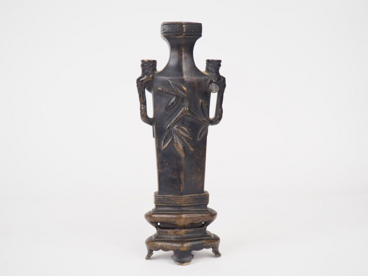 Vase soliflore de forme hexagonale en bronze de patine brune, ornée de