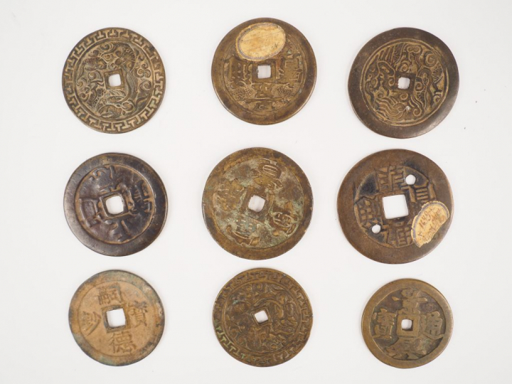 Ensemble de 16 pièces. Canh Thinh Thong Bao et pièces de la dynastie N