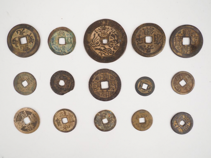 Ensemble de 31 pièces. Canh Thinh, Canh Hung Thong Bao, Tu duc Thong B