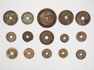 Vente aux enchères Ensemble de 31 pièces. Canh Thinh, Canh Hung Thong Bao, Tu duc Thong B