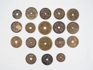 Vente aux enchères Ensemble de dix-huit pièces.  Canh Hung Thông Bao et Minh Mang Thong B