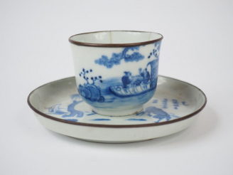 Vente aux enchères Lot comprenant :  - une coupe en porcelaine  bleu de Hué, à décor de c
