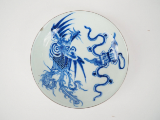 Vente aux enchères Petite assiette en porcelaine bleu blanc. Le pourtour cerclé de métal.