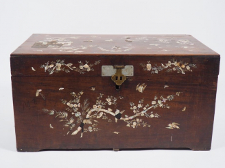Vente aux enchères Coffre en bois, à décor en marqueterie de nacre d'oiseaux, papillons, 
