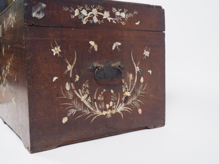 Coffre en bois, à décor en marqueterie de nacre d'oiseaux, papillons, 