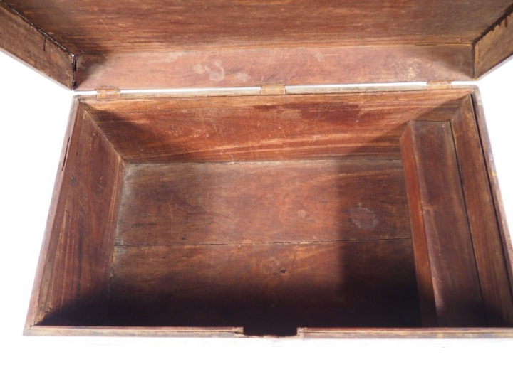 Coffre en bois, à décor en marqueterie de nacre d'oiseaux, papillons, 