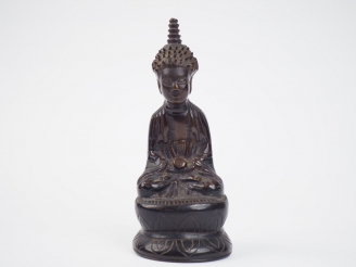 Vente aux enchères Statuette en bronze à patine brune, représentant un disciple du Bouddh