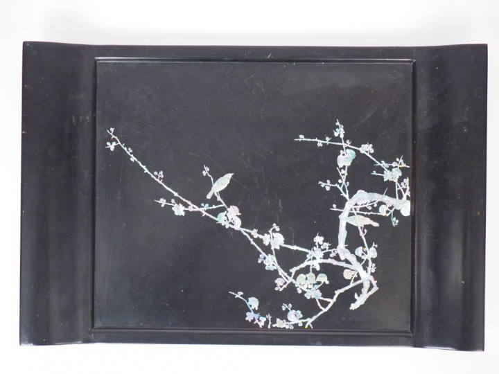 Plateau en laque noire, à décor en marqueterie de nacre d'oiseaux bran
