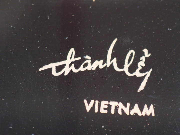 Plateau en laque noire, à décor en marqueterie de nacre d'oiseaux bran