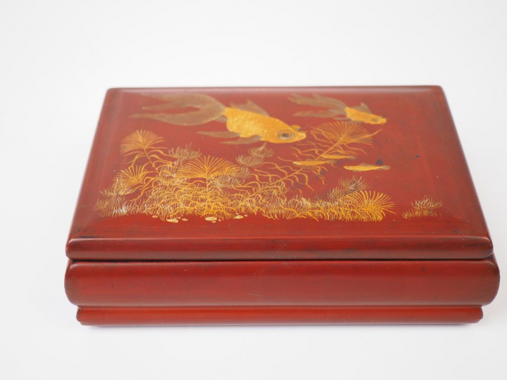 TRUONG VAN THANH Coffret en laque rouge, à décor rehaussé d'or de pois