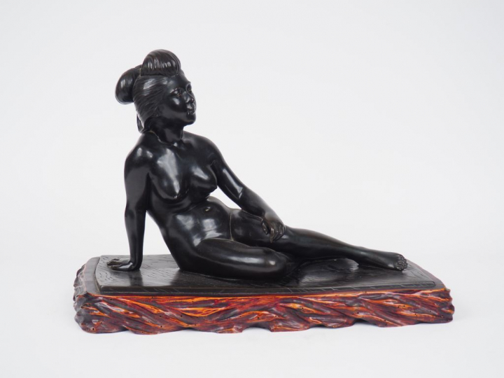 Très élégant okimono en bronze de patine brune figurant une jeune femm