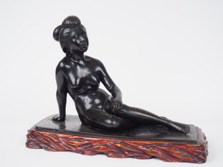 Très élégant okimono en bronze de patine brune figurant une jeune femm