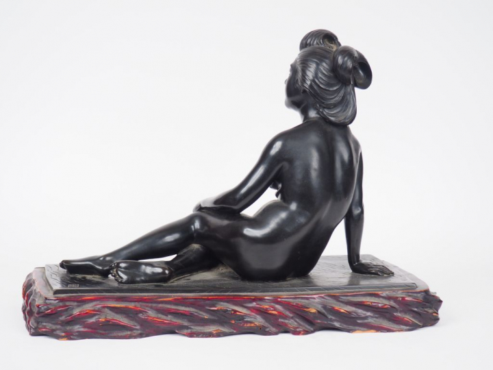 Très élégant okimono en bronze de patine brune figurant une jeune femm