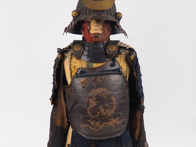 Armure de type nimai-dô gusoku, comprenant :  . un hoshi-bachi kabuto 