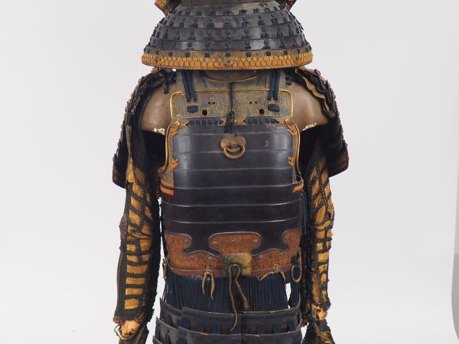 Armure incomplète de type nimai-dô gusoku, comprenant :  . un suji-bac