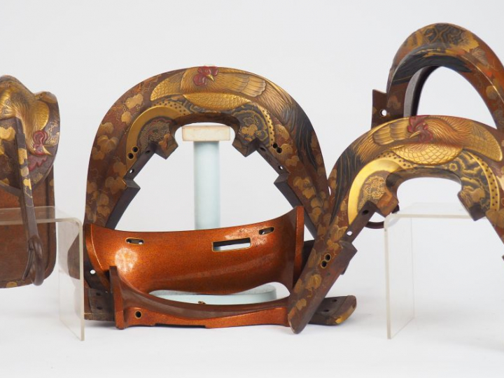 Ensemble kura et deux abumi, en bois laqué à fond nashiji, le décor en