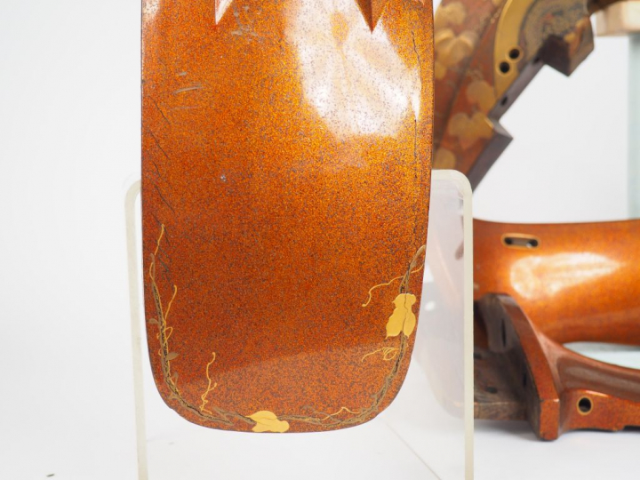 Ensemble kura et deux abumi, en bois laqué à fond nashiji, le décor en