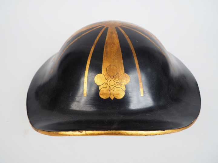 Jingasa de type bajô-jingasa, de forme bombée, en laque noire, à décor