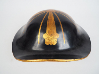 Vente aux enchères Jingasa de type bajô-jingasa, de forme bombée, en laque noire, à décor