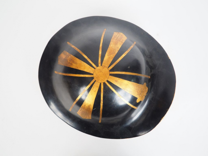 Jingasa de type bajô-jingasa, de forme bombée, en laque noire, à décor