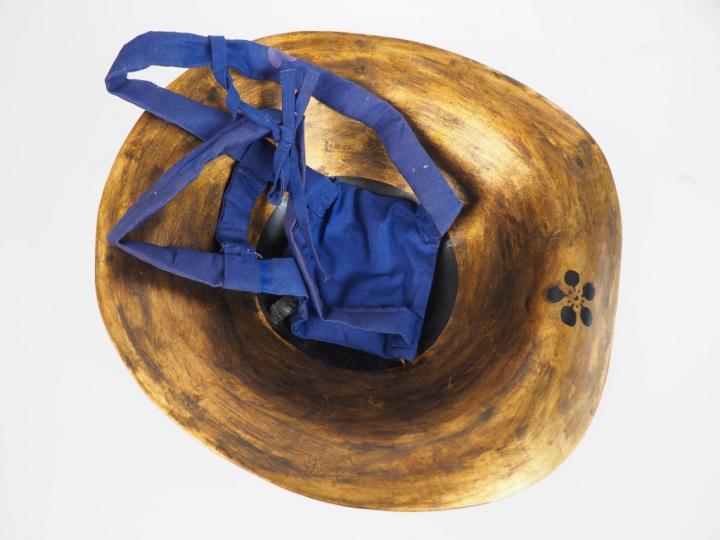 Jingasa de type bajô-jingasa, de forme bombée, en laque noire, à décor