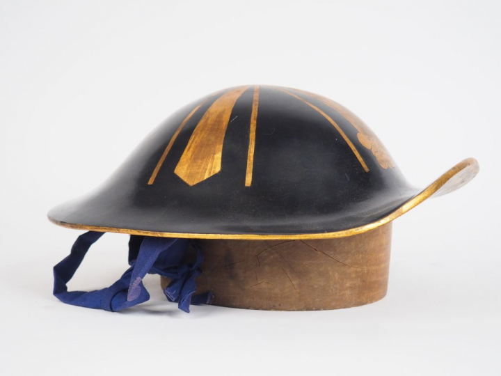 Jingasa de type bajô-jingasa, de forme bombée, en laque noire, à décor