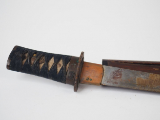 Vente aux enchères Tantô à lame en hira-zukuri, muzori, hamon en suguha à peine lisible, 