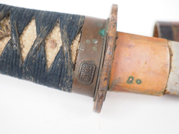 Tantô à lame en hira-zukuri, muzori, hamon en suguha à peine lisible, 