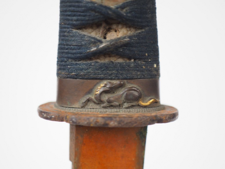 Tantô à lame en hira-zukuri, muzori, hamon en suguha à peine lisible, 