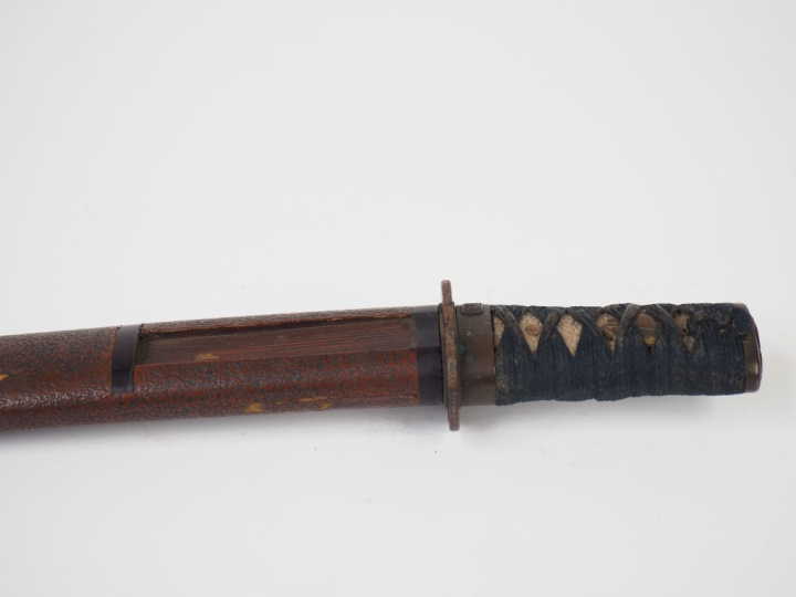 Tantô à lame en hira-zukuri, muzori, hamon en suguha à peine lisible, 