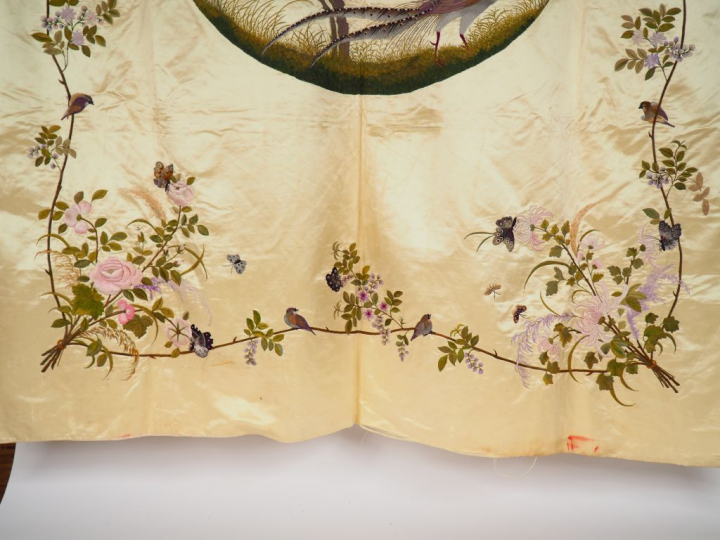 Grande tenture en satin de soie crème brodée aux fils polychromes d’un