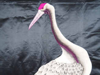 Vente aux enchères Grand panneau en soie noire brodée d’un couple de grues en camaïeu de 