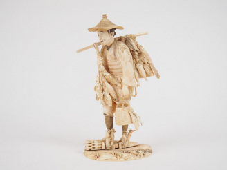 Vente aux enchères Okimono en ivoire représentant un poissonnier ambulant. Japon, période