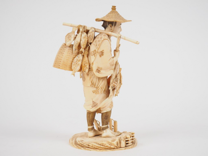 Okimono en ivoire représentant un poissonnier ambulant. Japon, période