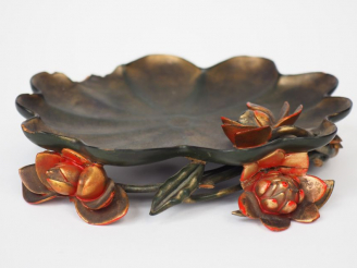 Vente aux enchères Présentoir floriforme, reposant sur des tiges et fleurs de lotus, à dé