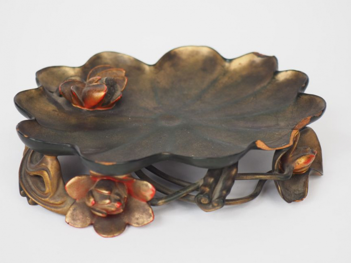 Présentoir floriforme, reposant sur des tiges et fleurs de lotus, à dé