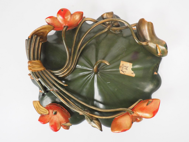 Présentoir floriforme, reposant sur des tiges et fleurs de lotus, à dé