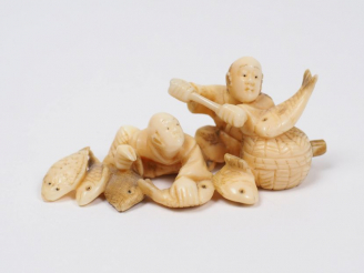 Vente aux enchères Okimono en ivoire représentant des pêcheurs.  Japon, vers 1920.  Long.