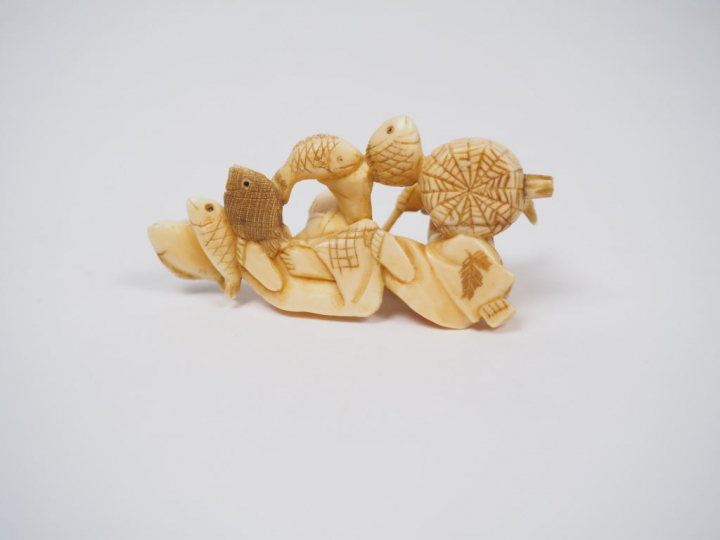 Okimono en ivoire représentant des pêcheurs.  Japon, vers 1920.  Long.