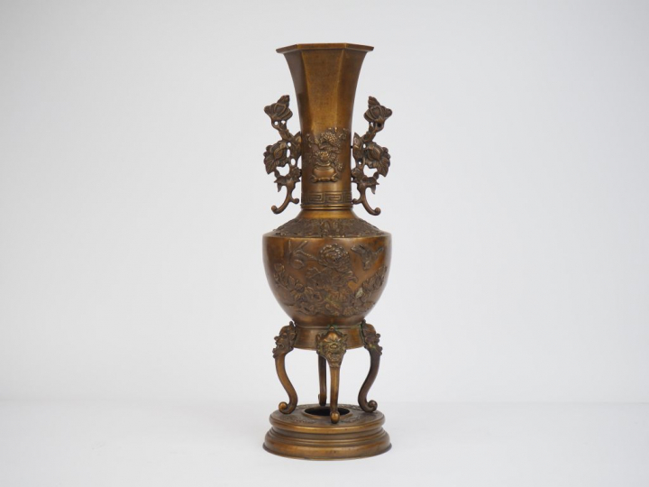 Vase pansu à col de forme hexagonale en bronze de patine claire, à déc