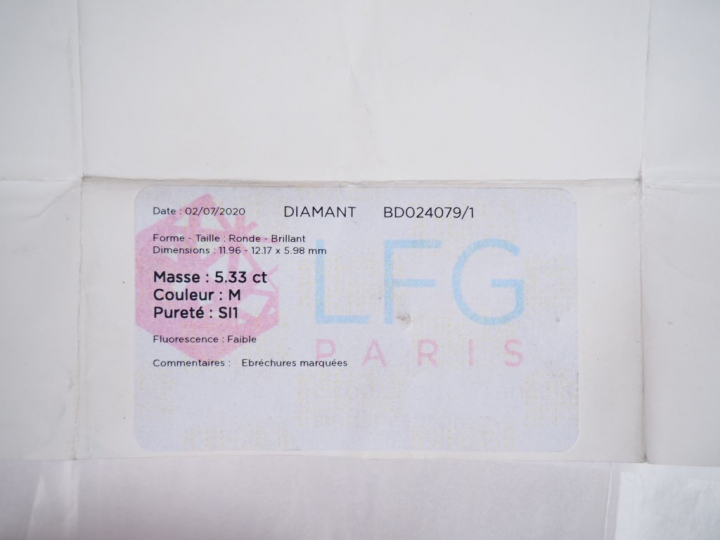 Bague solitaire en or blanc, ornée d'un diamant taille brillant de 5,3