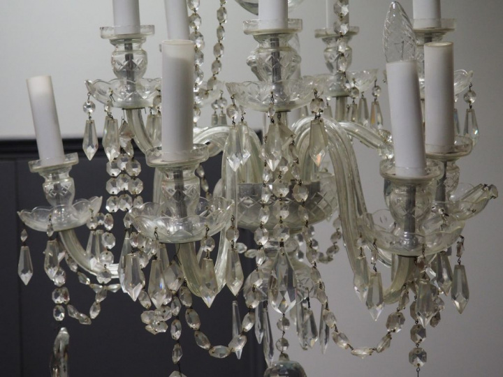 Lustre en verre éclairant à 10 lumières. H. : 100 cm. (accidents)