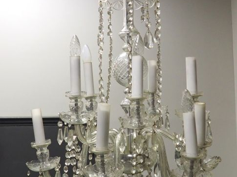 Lustre en verre éclairant à 10 lumières. H. : 100 cm. (accidents)